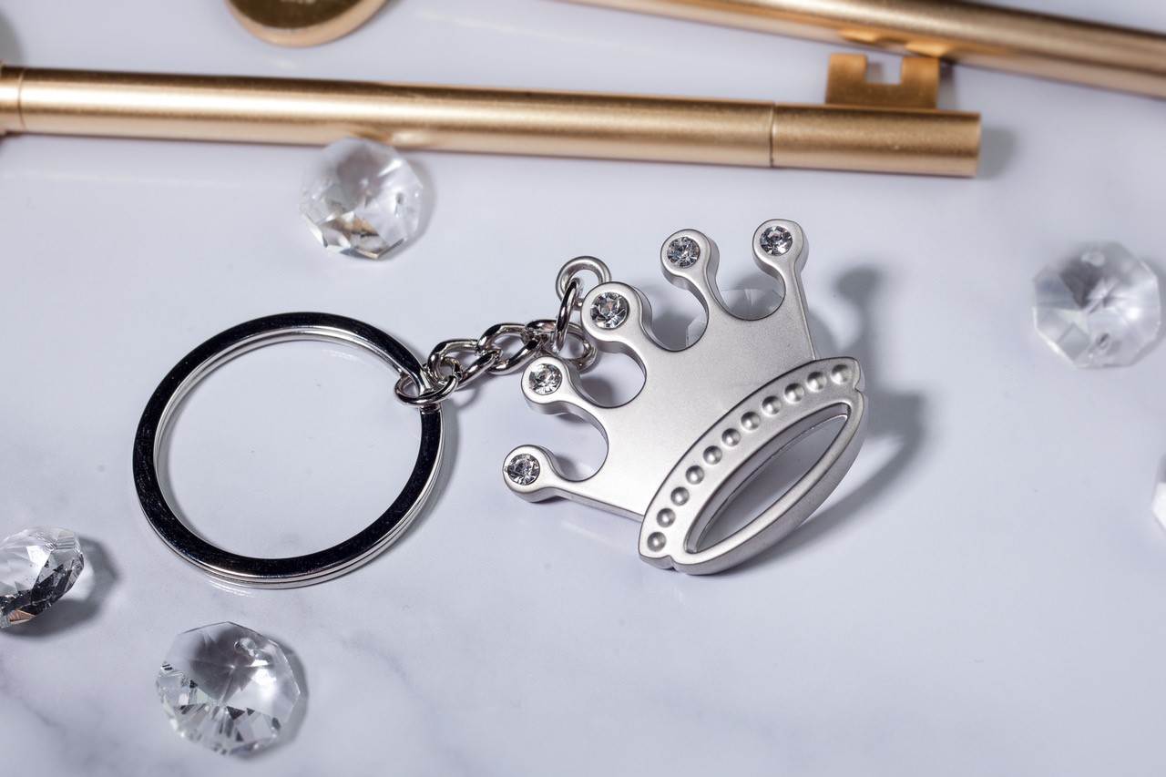 Crown keychain wedding favour